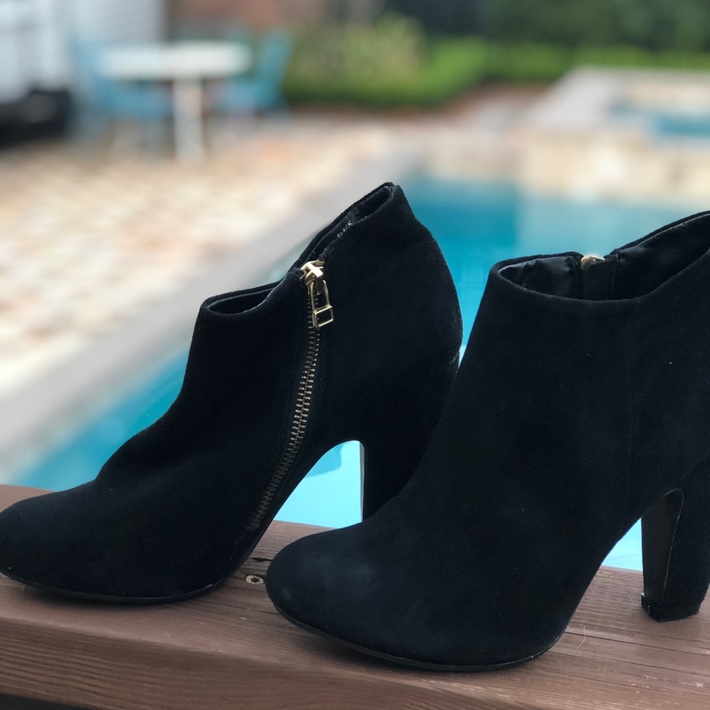 Black Steve Madden heeled booties